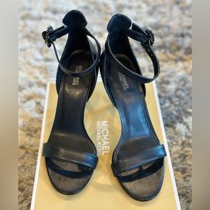 Micheal Kors heals size 8m